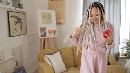 有关Throw Pillows, 人, 休闲服的免费素材视频