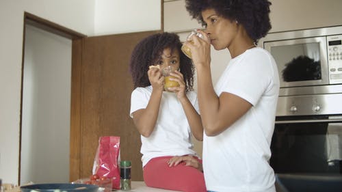 女人和孩子喝果汁 · 免费素材视频
