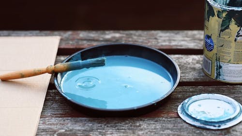 蓝色颜料滴从画笔 · 免费素材视频