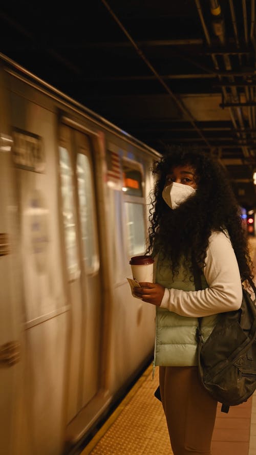 有关交通系统, 列车, 女人的免费素材视频