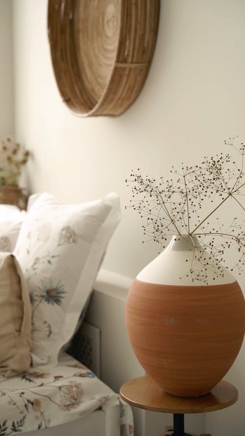 有关垂直视频, 墙上的装饰, 床的免费素材视频