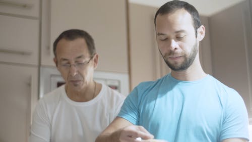 有关低角度拍摄, 同志, 厨房的免费素材视频