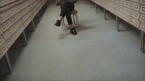 有关书呆子, 书爱人, 交叉的双腿的免费素材视频