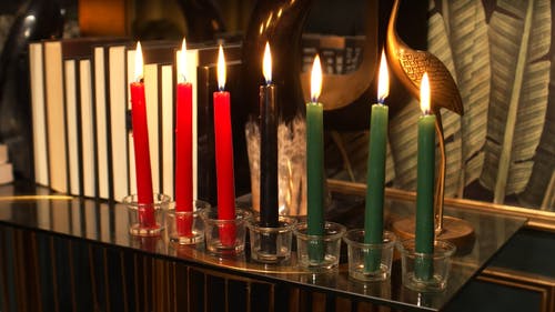 宽扎节期间点燃七支蜡烛 · 免费素材视频