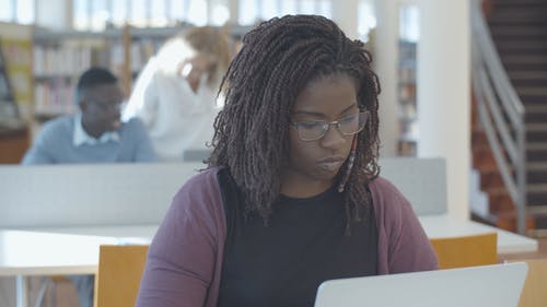 有关互联网, 图书馆, 女人的免费素材视频