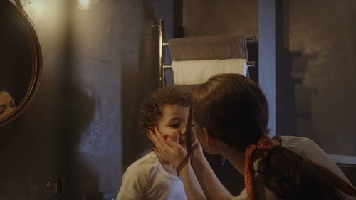 有关修理头发, 接吻, 正玩得开心的免费素材视频