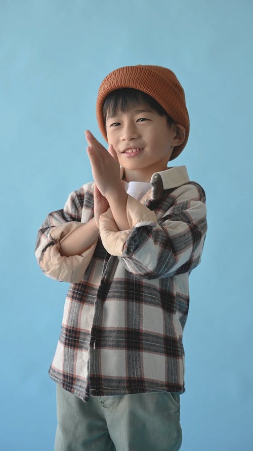 戴着针织帽子的亚洲男孩的录像画面 · 免费素材视频