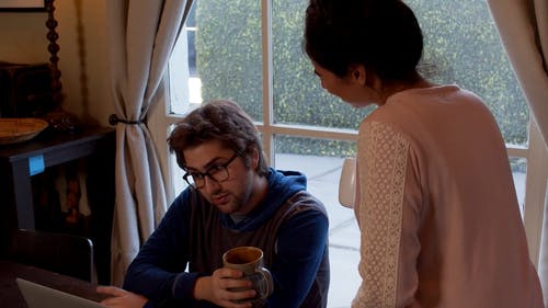 有关一杯咖啡, 人, 在窗户旁边的免费素材视频