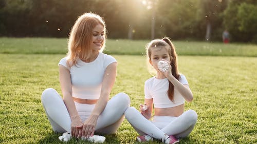 有关儿童, 坐, 塑料瓶的免费素材视频