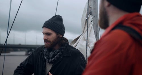 有关（顶部有小羊毛球的）羊毛帽子, 一组工作人员, 停泊的免费素材视频