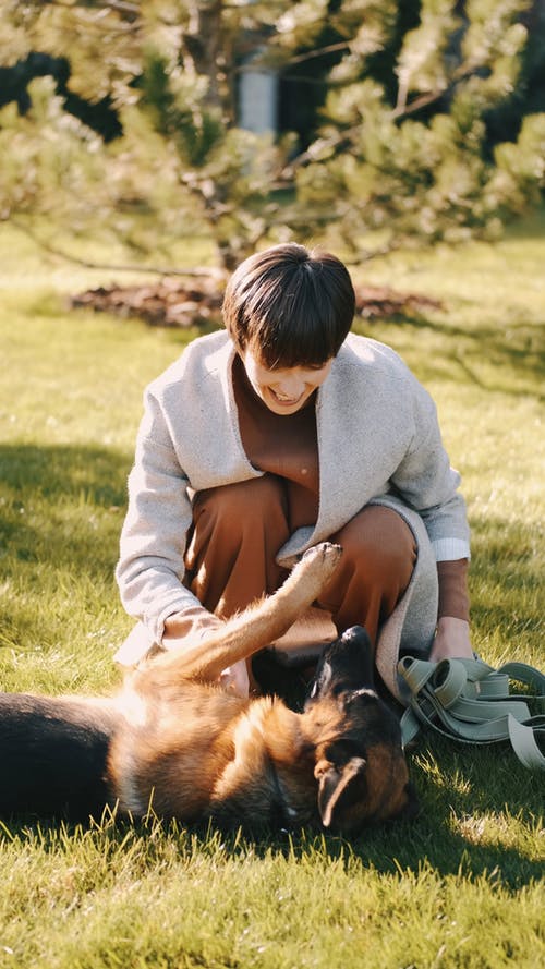 有关人, 坐, 垂直视频的免费素材视频