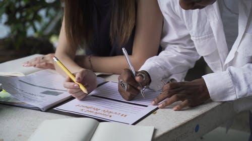 妇女用笔在纸上写字 · 免费素材视频