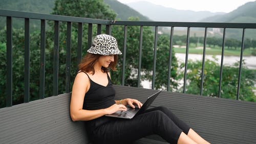有关上网, 坐, 女人的免费素材视频