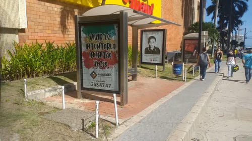 有关人行道, 公车站, 城市的免费素材视频