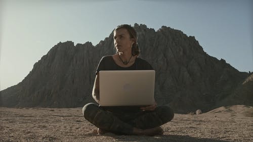 有关在线工作, 坐, 女人的免费素材视频
