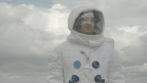 多云的天空下的太空服的男人 · 免费素材视频