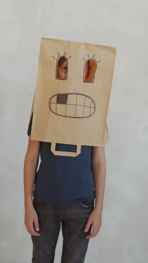一个戴着纸袋口罩的孩子 · 免费素材视频