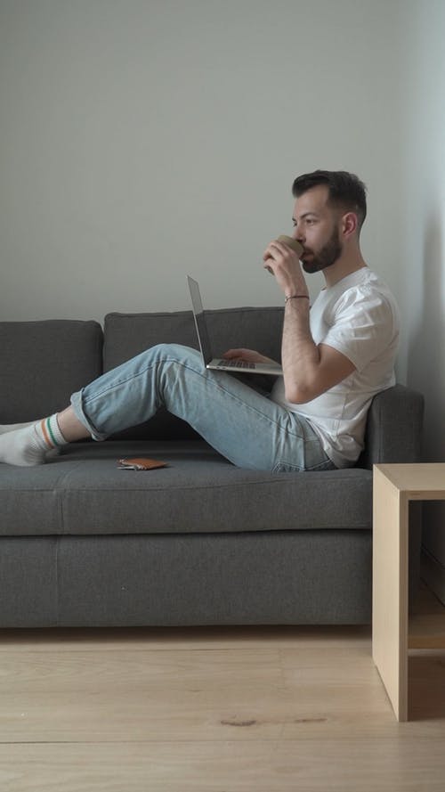 有关互联网, 人, 喝的免费素材视频