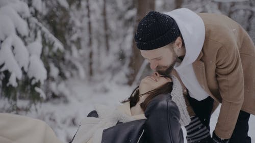 有关一对, 下雪, 人的免费素材视频