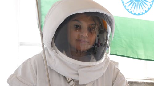 太空服的女人 · 免费素材视频