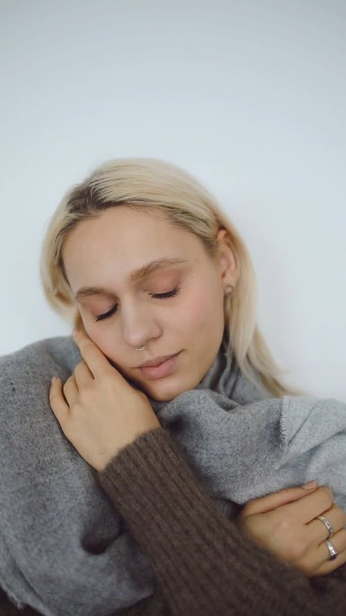 有关人, 倾斜的头, 围巾的免费素材视频