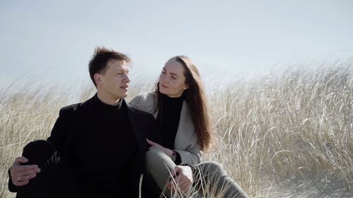 有关一对, 人, 坐的免费素材视频