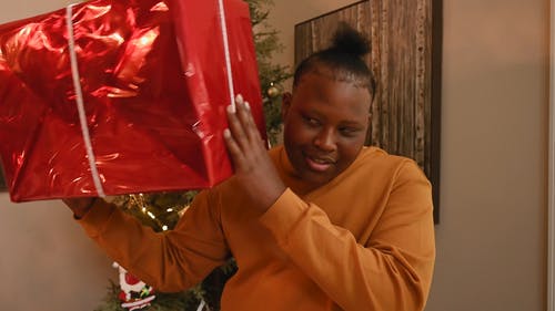 有关发抖, 男孩, 礼品的免费素材视频