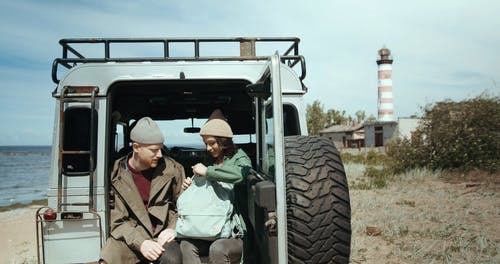 有关（顶部有小羊毛球的）羊毛帽子, SUV, 一对的免费素材视频