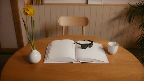有关墨镜, 室内, 打开的书的免费素材视频