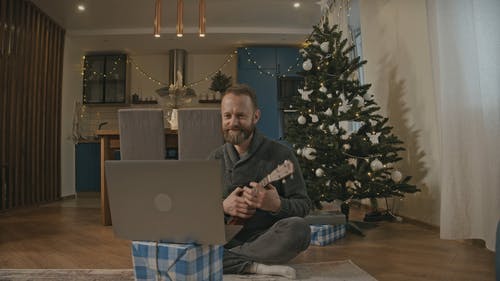 有关人, 四弦琴, 坐的免费素材视频