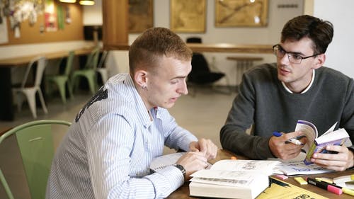 有关图书, 坐, 学生们的免费素材视频