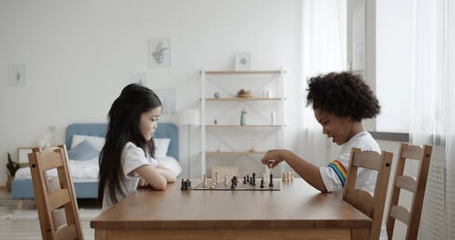 两个孩子玩象棋游戏 · 免费素材视频