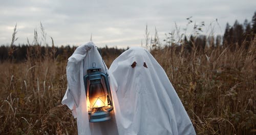 拿着火灯的鬼魂人物 · 免费素材视频