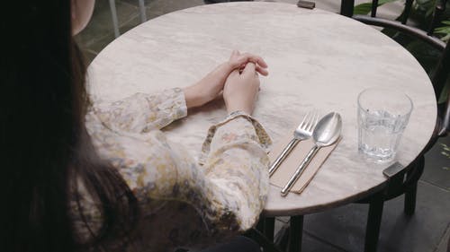 有关坐下, 女人, 提供食物的免费素材视频