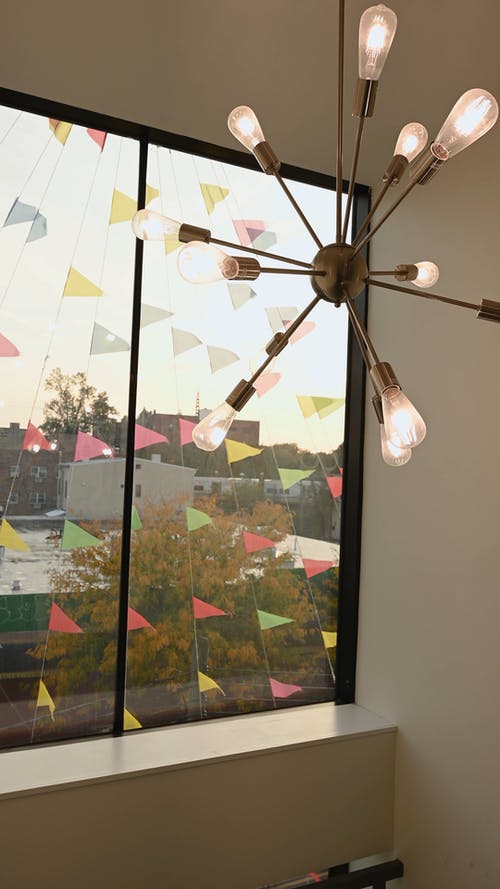 有关吊灯, 在窗户旁边, 垂直视频的免费素材视频