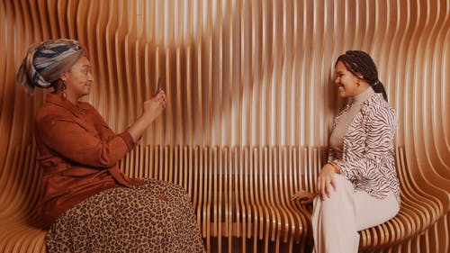 有关一起, 坐, 女性的免费素材视频