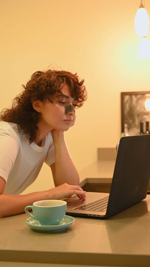 女人用她的笔记本电脑 · 免费素材视频