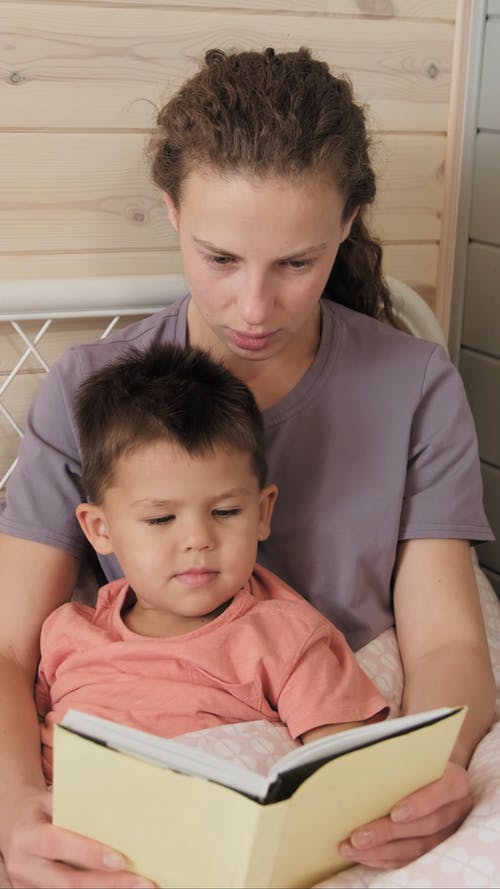 有关儿童, 卧室背景, 垂直视频的免费素材视频