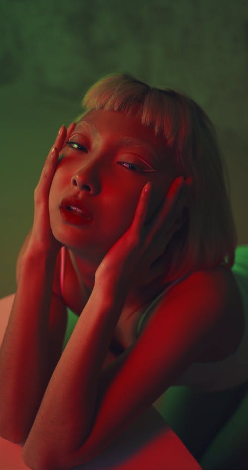 有关创意化妆, 垂直视频, 女人的免费素材视频