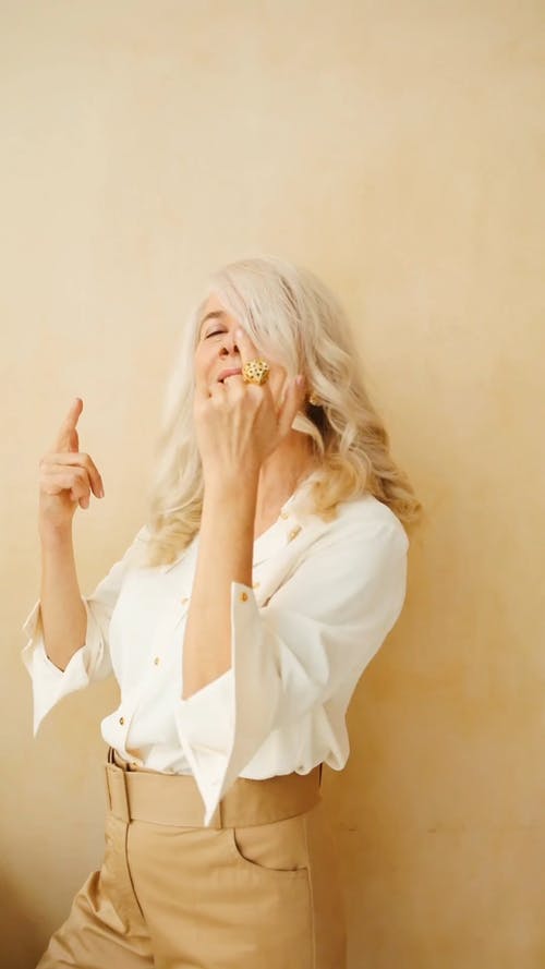 有关垂直视频, 女人, 室内的免费素材视频