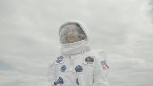 穿着太空服的男人 · 免费素材视频