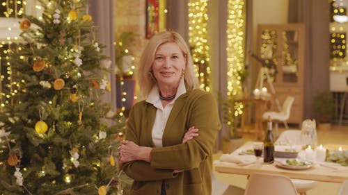 一个女人站在圣诞树旁 · 免费素材视频