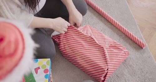 有关人, 包装礼物, 圣诞气氛的免费素材视频
