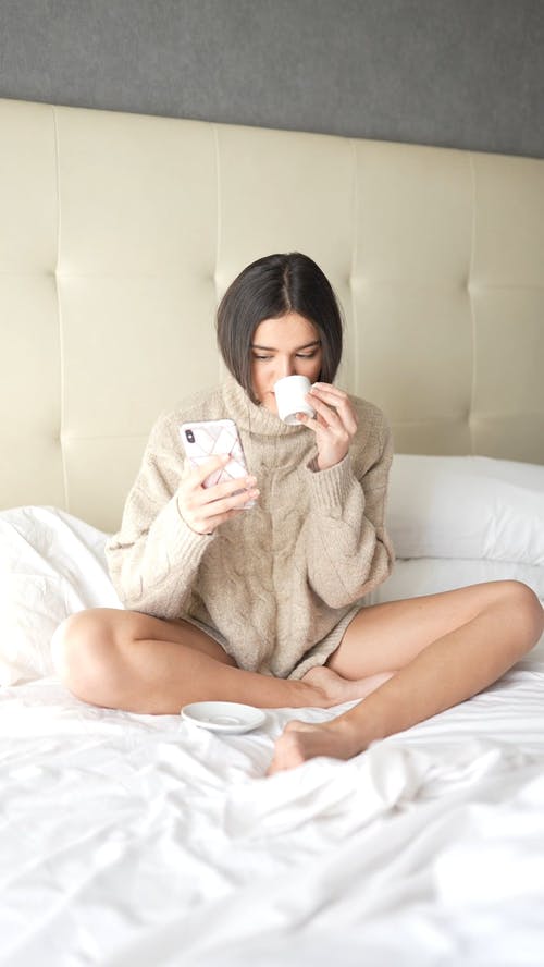 有关3C用品, 坐下, 垂直视频的免费素材视频