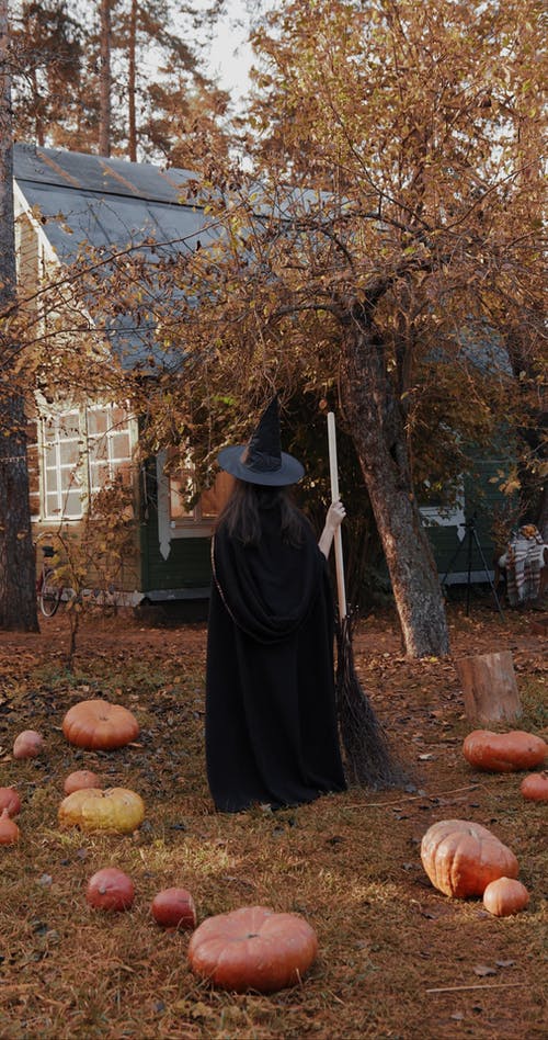 一个黑女巫站在房子外面 · 免费素材视频