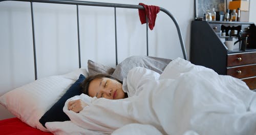 有关在家, 女人, 床的免费素材视频