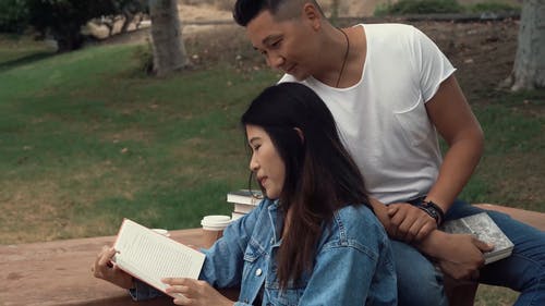 一对夫妇在读书中的激情 · 免费素材视频