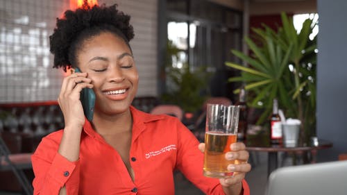 有关3C用品, 啤酒, 坐的免费素材视频