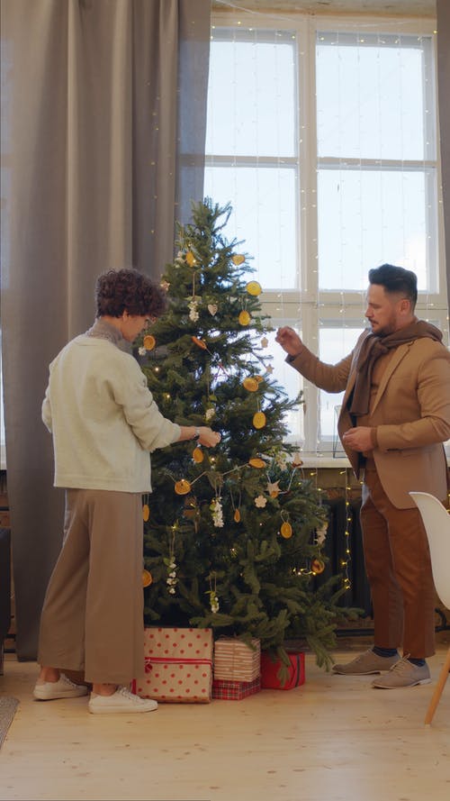一个家庭装饰他们的圣诞树 · 免费素材视频