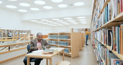 图书馆里的人 · 免费素材视频